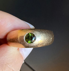 VINTAGE 14K GOLD FLUSH SET GREEN TOURMALINE GYPSY RING VERY HEAVY CHUNKY UNISEX