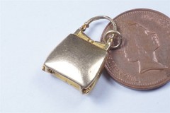 VINTAGE ENGLISH 9K GOLD PURSE / HANDBAG GOOD QUALITY CHARM c1953