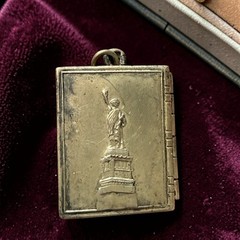 Vintage New York Souvenir Book Locket Die-Struck Statue Liberty Skyline c1935-45
