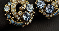 Vintage HOLLYCRAFT 1955 Swirled Blue Clear Rhinestone Stunning Clip Earrings