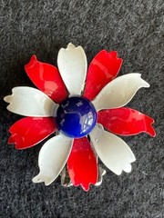 VTG 1960s Mod Red White Blue Enamel Daisy Clip on Earrings