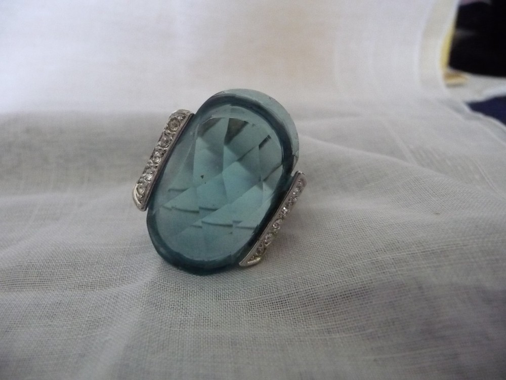 SILVER TONE LRG FACETED SKY BLUE CENTER STONE W FAUX DIAMONDS SZ 6 RING #19/26
