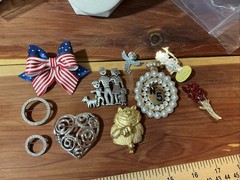 Vtg Jewelry Lot Of 10 JJ DM & Unsigned Mixed Metals Brooches Color Stones
