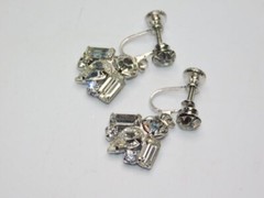B24-VINTAGE SCREWBACK EARRINGS~LOVELY SILVER TONE/PRONG SET STONES~1/2″ DROP