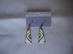 VINTAGE SAMUEL HUANG DESIGNER SIGNED CLOISONNE RETRO MOD CREAM DANGLE EARRINGS