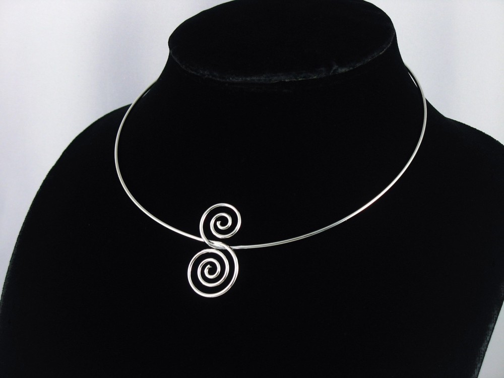 Vintage 1977 AVON ‘Spun Swirls’ Choker Necklace IOB Silvertone – Size Large