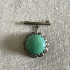 Vintage Green Peking Glass Cabochon Brass Tone Filigree Brooch Estate Pin