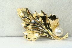 CONTEMPORARY LARGE 14K GOLD MATTE LEAF 8MM PEARL OMEGA PENDANT FOR A NECKLACE