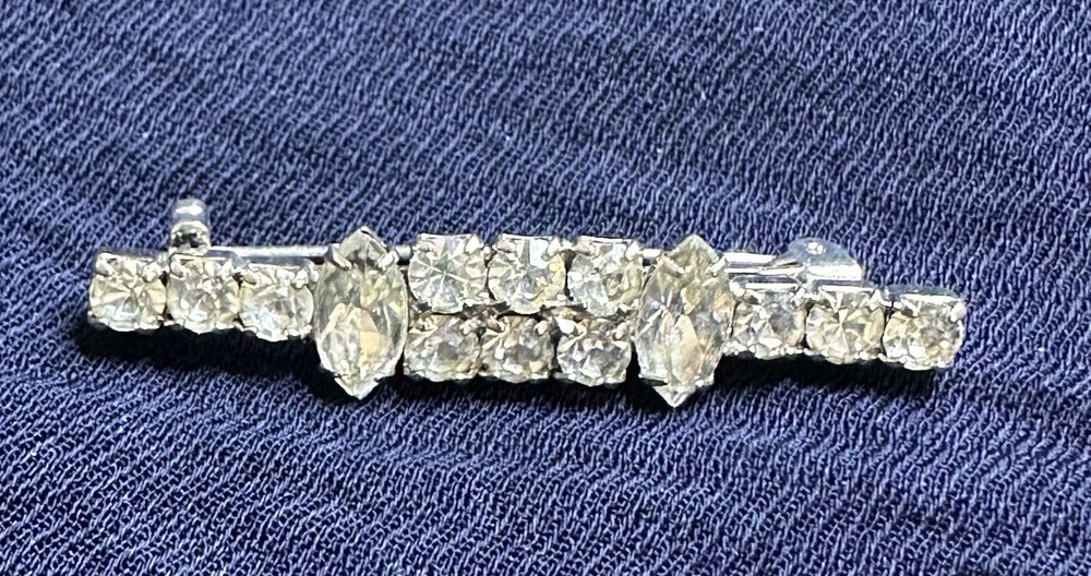Vintage Silver Tone Prong Set Graduated Clear Rhinestones Bar Pin Brooch 1.75in