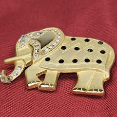 Vintage TONA Signed ELEPHANT BROOCH Gold Toned Metal – Black & Clear Rhinestones