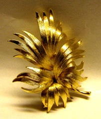 Vintage Gold-Tone Flower Brooch – Great Addition to any Jewelry collection