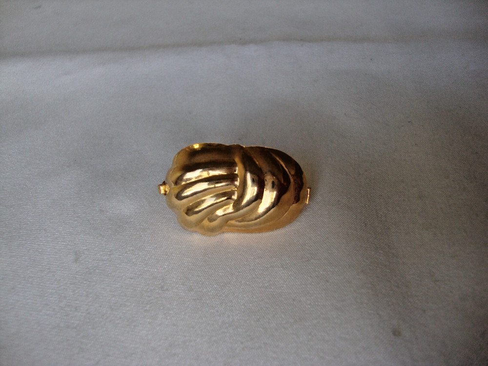 VTG RETRO MOD SCALLOPED SHELL GOLD TONE HINGED W/SAFETY CATCH DRESS/SCARF CLIP