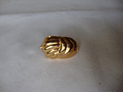 VTG RETRO MOD SCALLOPED SHELL GOLD TONE HINGED W/SAFETY CATCH DRESS/SCARF CLIP