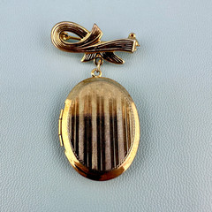 Vintage Photo Locket Brooch Pin Gold Tone Etched Stripe Dangle Bow Ribbon 1.75″