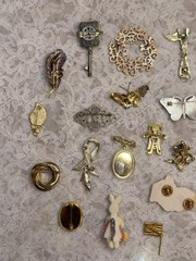 Lot of 20 Varied Size & Styled Pin Brooches Jewelry Some Vintage Some Modern
