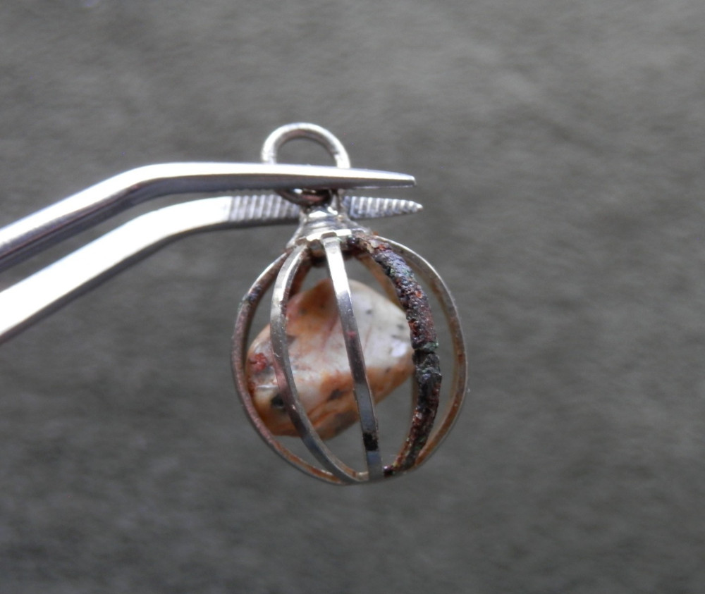 Granite with Iron Ore Veins in ‘Rusted’ Cage Vintage Silvertone Pendant 1.8g