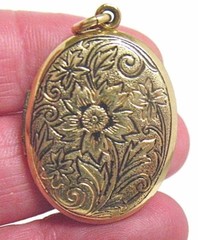 GOLD FILLED OVAL LOCKET DENSE DESIGN 20 X 30 MM 5.7 GRAMS VINTAGE J-512