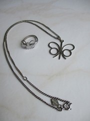 VINTAGE SARAH COVENTRY BUTTERFLY PENDANT NECKLACE SILVERTONE 18″ & RING