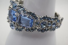 VINTAGE JULIANA SKY BLUE GLASS STONE RHINESTONE SILVER TONE HINGE BRACELET