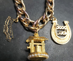 Gold Toned Metal Gold Luck Horse Shoe Wishing Well CA Charm Bracelet Jewelry vtg