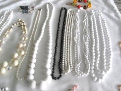 LOT OF 17 PIECES OF VINTAGE COSTUME JEWELRY NECKLACES & BRACELETS ALL WEARABLE
