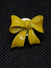 VINTAGE Mustard Yellow Enamel Bow Ribbon Lapel Pin