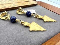 Vintage Gold Arrowhead Lapis Blue Gemstone Bead Earrings Saks NWT $110 NOS VY