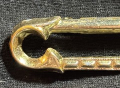 vintage gold-tone decorative rectangular brooch pin unisex adults no stone