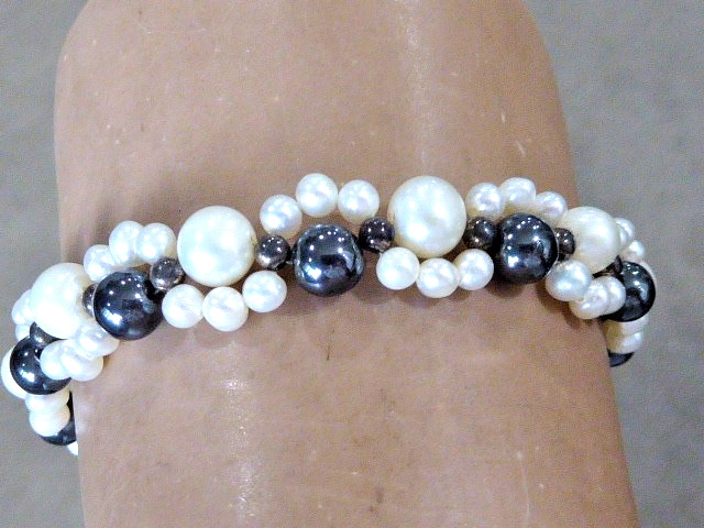 VINTAGE HAND STRUNG CULTURED WHITE AND BLACK PEARL BRACELET 8 ” STERLING CLASP