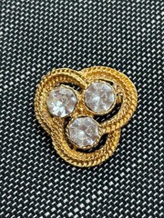 Gold tone brooch with large rhinestones – Vintage Pin