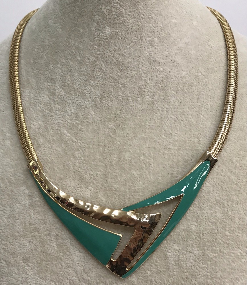 Vintage Hammered Goldtone Teal Enameled Cleopatra Necklace Nonbranded 18”