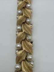 Vintage Crown Trifari Gold Tone Faux Pearls & Rhinestone Bracelet 7″