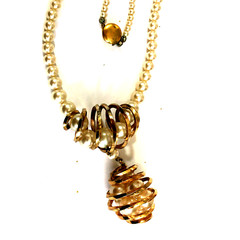 VTG GRADUATING FAUX PEARLS METAL WRAPPED PENDANT OLD CLASP 14″ BOUGIE FUN