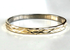 Vintage Diamond Cut Gold Tone Hinged Oval Bangle Bracelet 6-7/8″ Tension Clasp