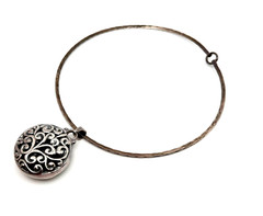 Beautiful Hard Round Necklace Silver 925 With A Special Pendant.