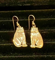 Vintage Signed Laurel Burch Sitting Cat Gold Tone Pierced Earrings 7/8 Inch