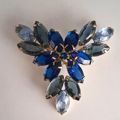 Vintage Blue Navette Prong Set Glass Rhinestones Gold Tone Brooch Pin 2 1/4″