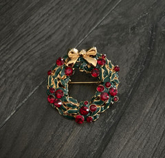 Lauren Conrad Christmas Wreath Brooch Red Rhinestones & Green Enamel Gold Tone