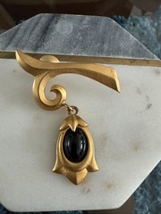 VTG RARE KARL LAGERFELD ART DeCo GoLDToNe MaTTe/DaNGLiNg OVAL Fx BLaCK ONYX PiN