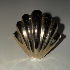 VTG 1970s SCALLOPED SEASHELL GOLD TONE HINGED W/ SAFETY CATCH DRESS/SCARF CLIP