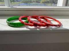 Lot Of 4 Vintage Green Leaf & Marbled Red Daisy Carved Bakelite Bangle Bracelets