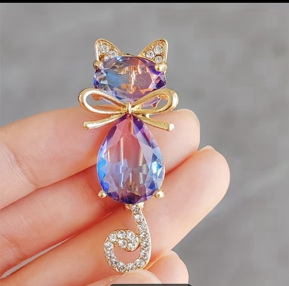Purple Crystal Cat Brooch Gold Tone Rhinestone Kitty Pin