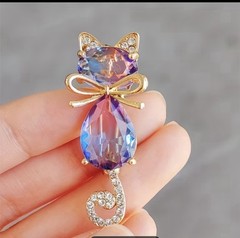 Purple Crystal Cat Brooch Gold Tone Rhinestone Kitty Pin