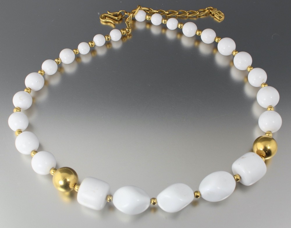 VINTAGE WHITE PLASTIC LUCITE GRADUATED BEAD NECKLACE LIZ CLAIBORNE