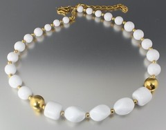 VINTAGE WHITE PLASTIC LUCITE GRADUATED BEAD NECKLACE LIZ CLAIBORNE