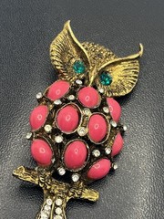 Owl bird pink cabochon green & clear rhinestone gold tone brooch pin vintage