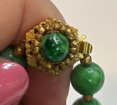 VINTAGE MIRIAM HASKELL GREEN SWIRLED ACRYLIC NECKLACE GOLD STATIONS 14″ – SIGNED