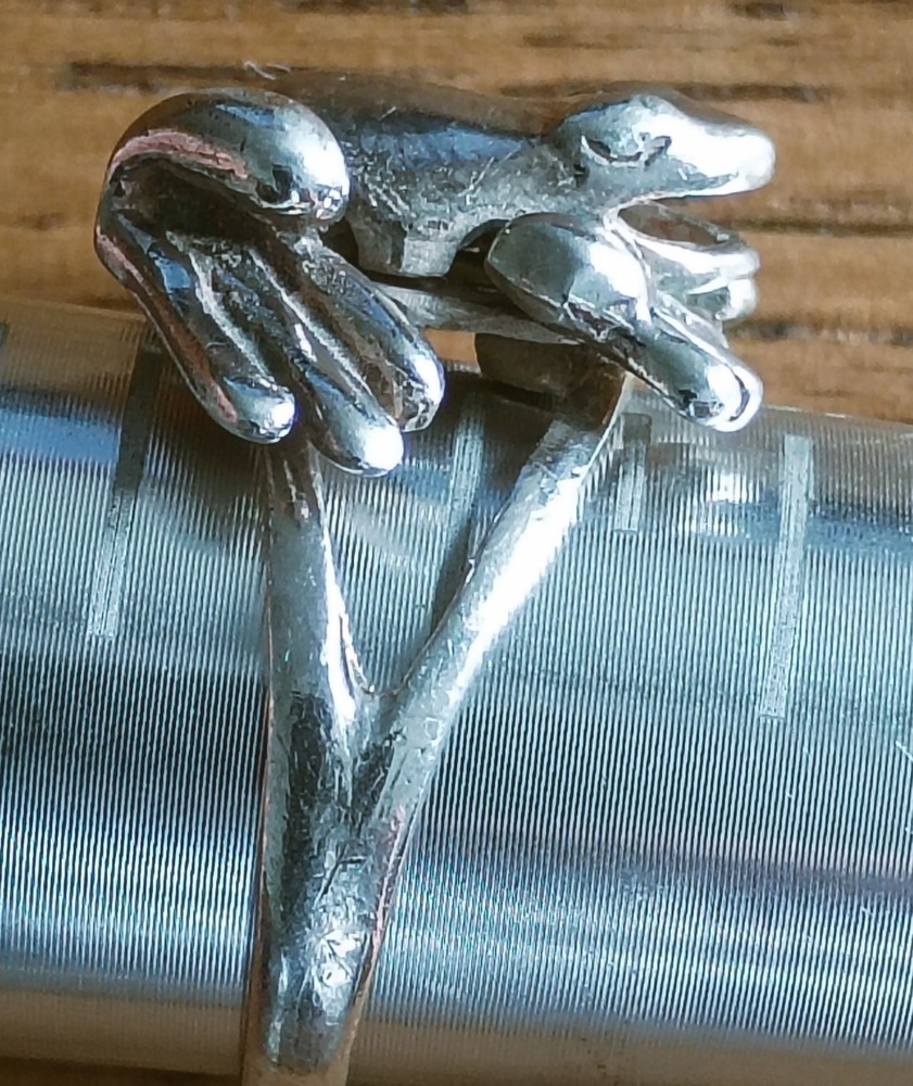 VINTAGE STERLING SILVER RING FEATURING 3D FROG DESIGN ARTICULATED LIMBS SZ 6-3/4