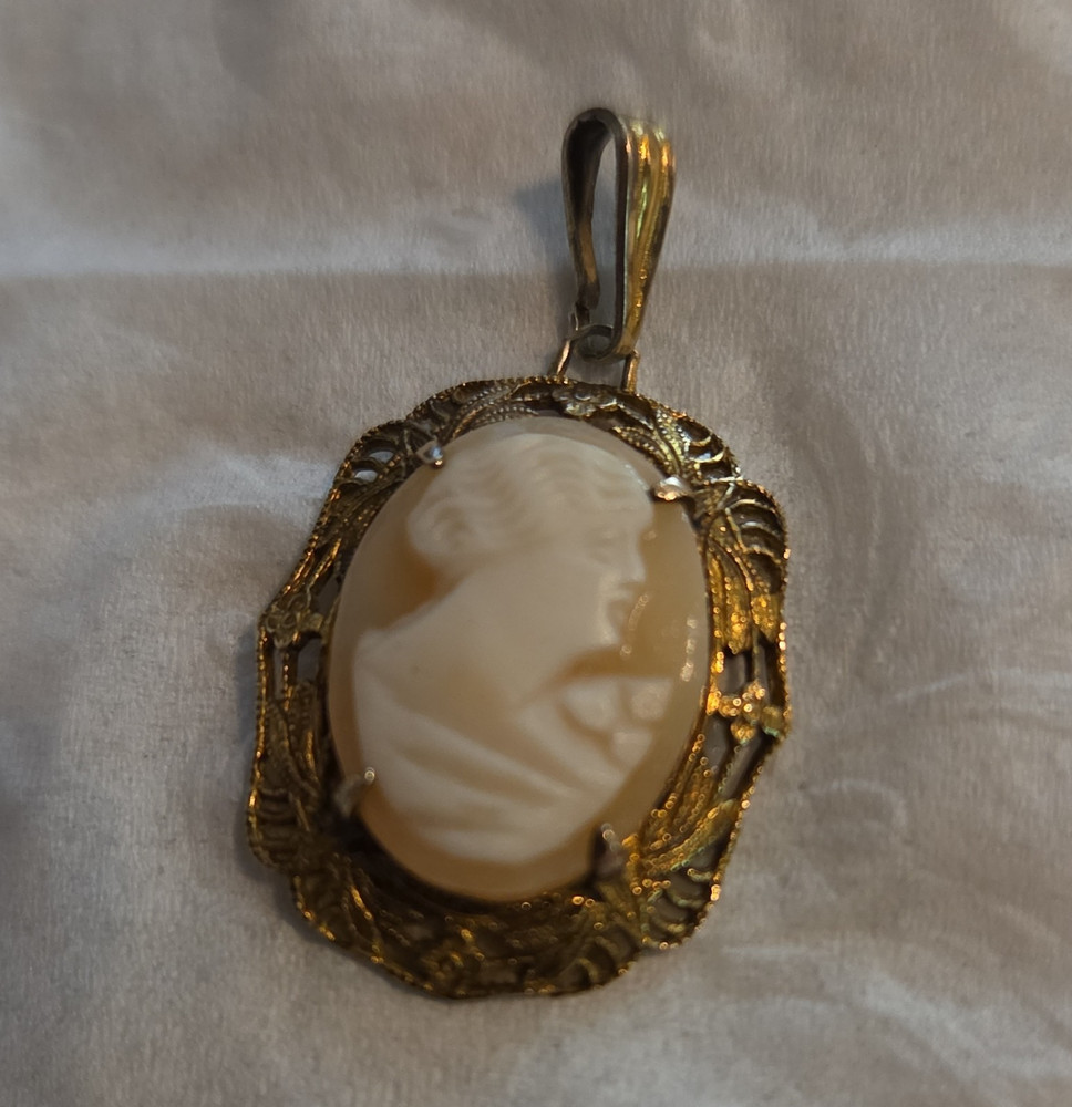 Vintage 14K Solid Yellow Gold Carved Shell Cameo Pendant Left Facing Filigree 2g