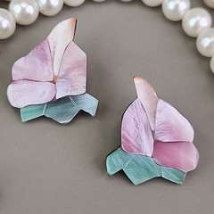 Vintage Lee Sands Beaded Necklace Pierced Earrings Set Latus Flower MOP White